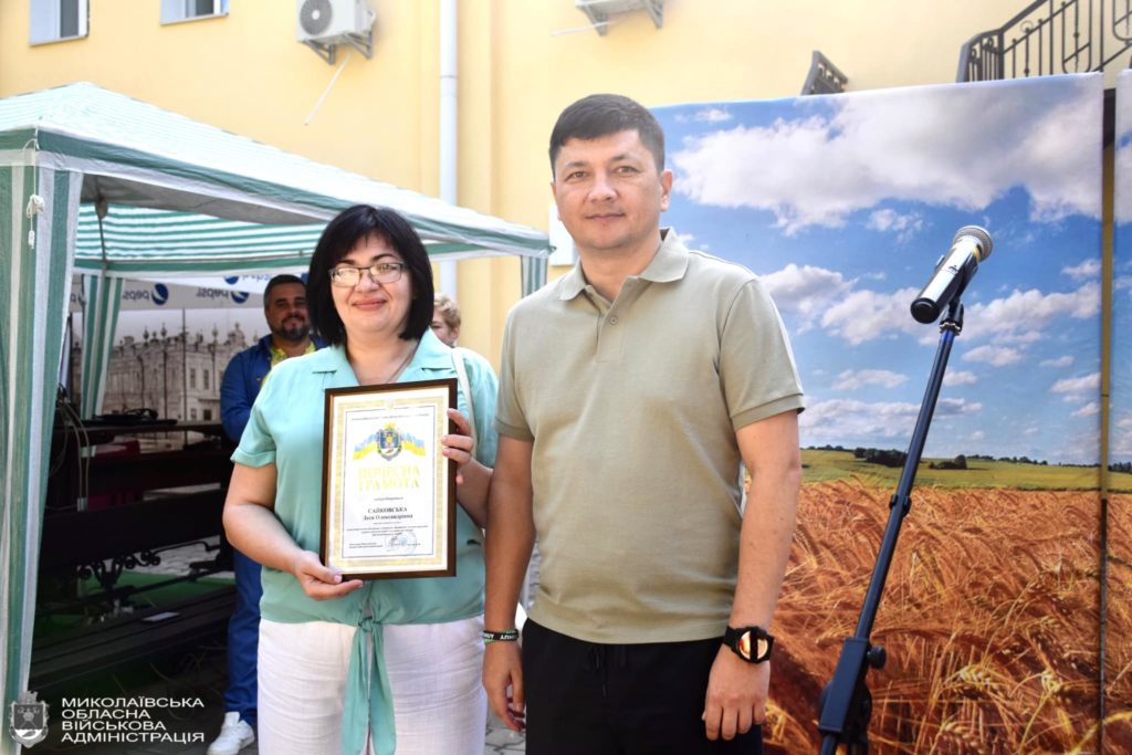 У Миколаєві відбулася благодійна виставка-продаж на підтримку ЗСУ (ФОТО) 24