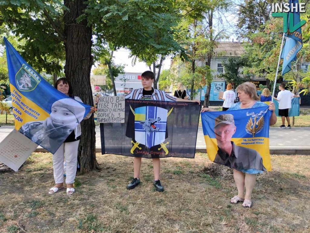 "Полон вбиває": у Миколаєві родичі та друзі військовополонених провели традиційну акцію-нагадування (ФОТО) 22