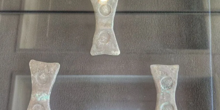 Національному музею історії передали три срібні злитки римського періоду, які хотіли продати (ФОТО)