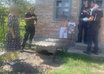 Щоб не бешкетував та не втікав з дому: у Чернівецькій області жінка прив’язувала 10-річного сина ланцюгом за ногу