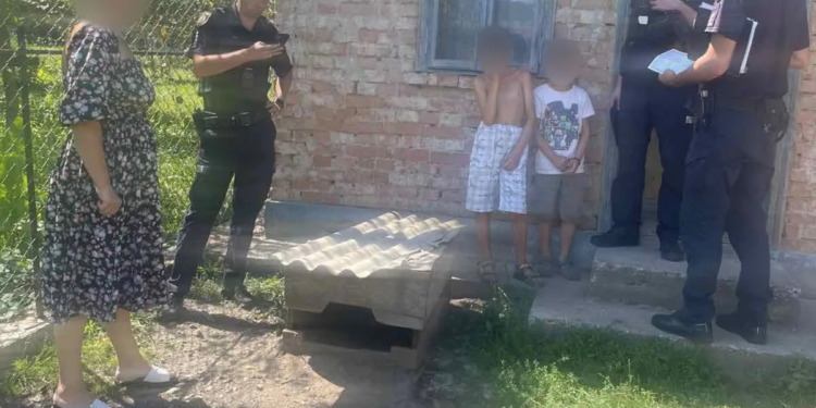 Щоб не бешкетував та не втікав з дому: у Чернівецькій області жінка прив’язувала 10-річного сина ланцюгом за ногу