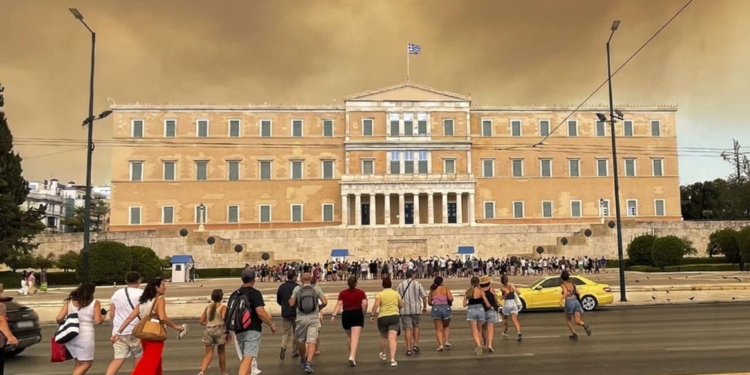 У Греції масштабна пожежа – вогонь підійшов до Афін (ФОТО, ВІДЕО)