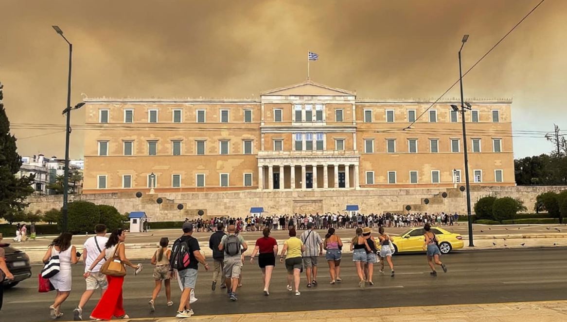 У Греції масштабна пожежа – вогонь підійшов до Афін (ФОТО, ВІДЕО)