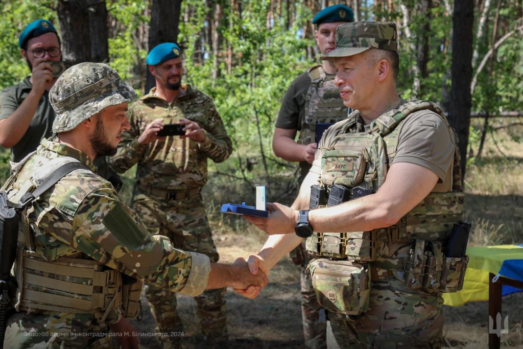 Сирський відзначив мужність та відвагу миколаївських морпіхів (ФОТО) 4