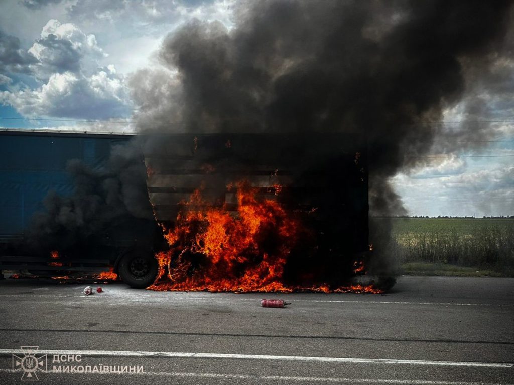 На трасі Миколаїв-Одеса горів причіп до MAN (ФОТО) 4