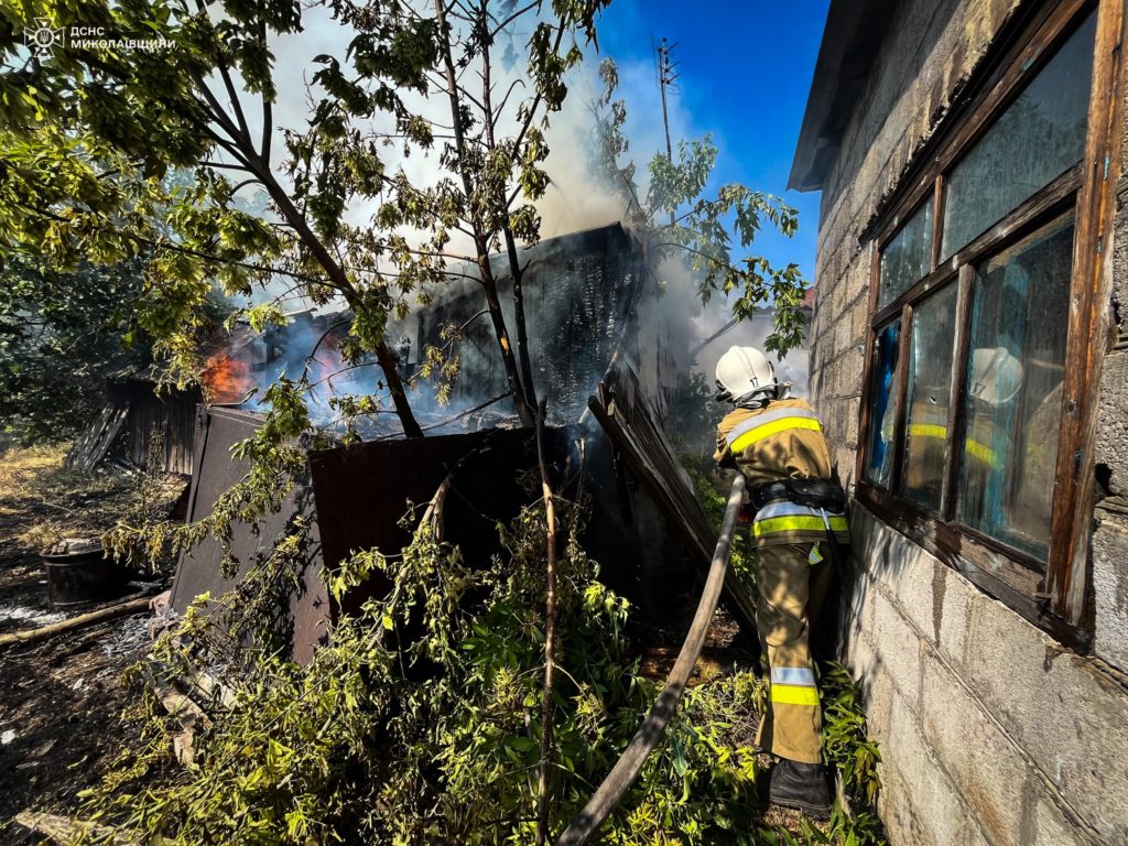 На Миколаївщині в селищі Казанка горіла господарча споруда — вогнеборці врятували житловий будинок (ФОТО) 4