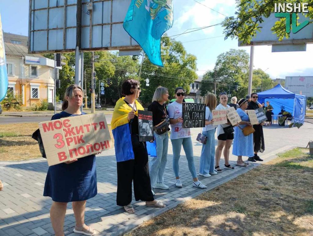 "Полон вбиває": у Миколаєві родичі та друзі військовополонених провели традиційну акцію-нагадування (ФОТО) 6