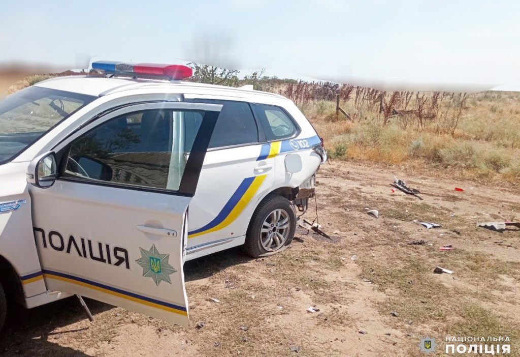 Внаслідок влучання ворожого дрона у службовий автомобіль на Миколаївщині травмовані троє поліцейських (ФОТО)  2