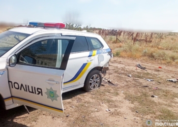 Внаслідок влучання ворожого дрона у службовий автомобіль на Миколаївщині травмовані троє поліцейських (ФОТО) 