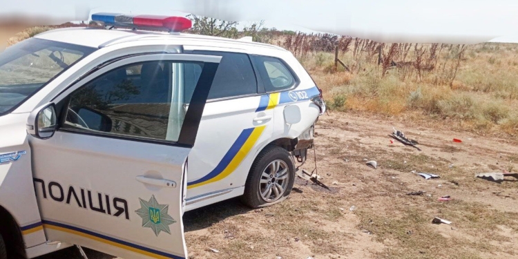 Внаслідок влучання ворожого дрона у службовий автомобіль на Миколаївщині травмовані троє поліцейських (ФОТО) 