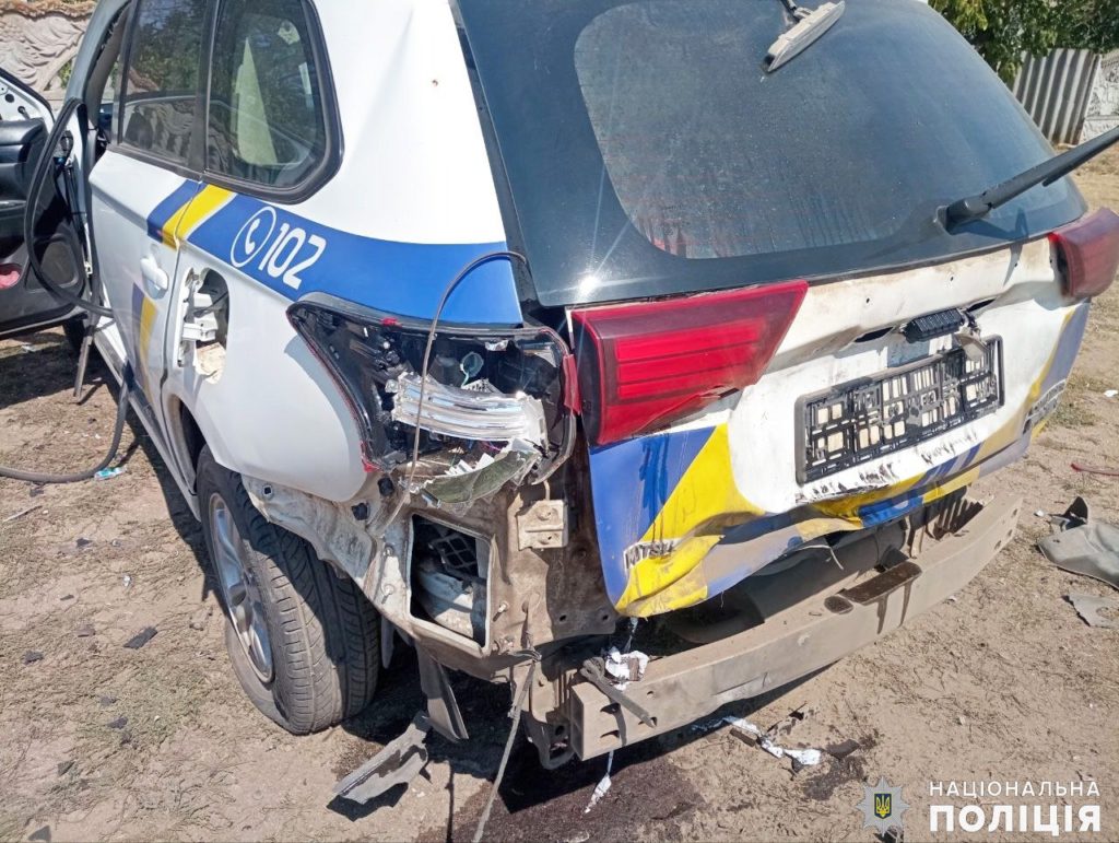 Внаслідок влучання ворожого дрона у службовий автомобіль на Миколаївщині травмовані троє поліцейських (ФОТО)  4