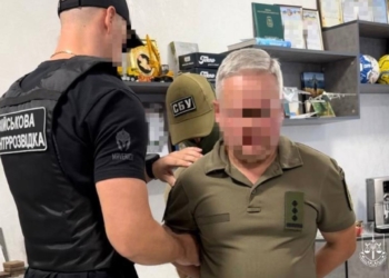 Начальників Бориспільського і Бучанського ТЦК, а також їхнього спільника викрито на схемі з ухилення від мобілізації – під час обшуків у них вилучили понад $1 млн (ФОТО)