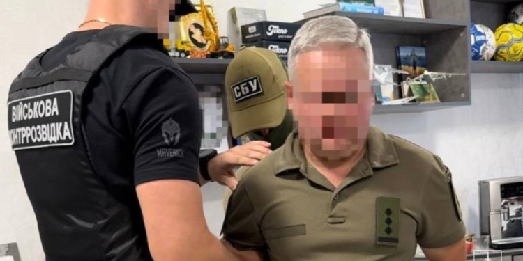 Начальників Бориспільського і Бучанського ТЦК, а також їхнього спільника викрито на схемі з ухилення від мобілізації – під час обшуків у них вилучили понад $1 млн (ФОТО)
