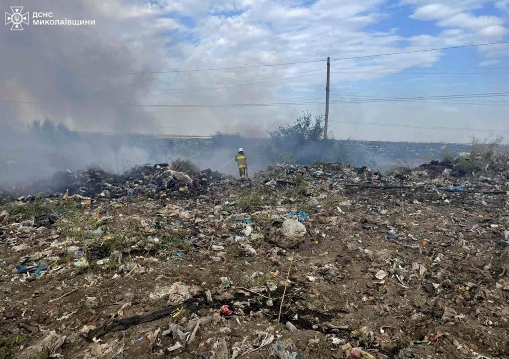 Миколаївщина все ще у вогні - горіло звалище і будинок через ворожий дрон (ФОТО) 4