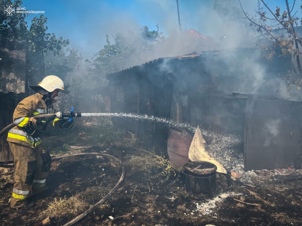 На Миколаївщині в селищі Казанка горіла господарча споруда — вогнеборці врятували житловий будинок (ФОТО) 6