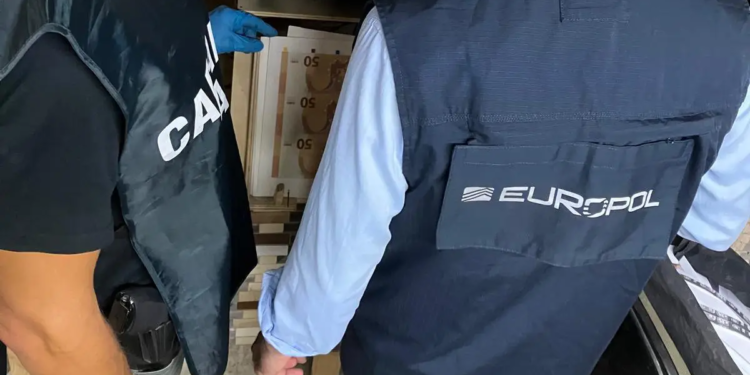 У Неаполі затримали легендарного фальшивомонетника – встиг намалювати €11 млн. Дрібними (ФОТО)