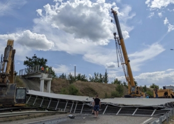 На трасі Одеса-Київ просто на вантажівку упав міст (ФОТО)