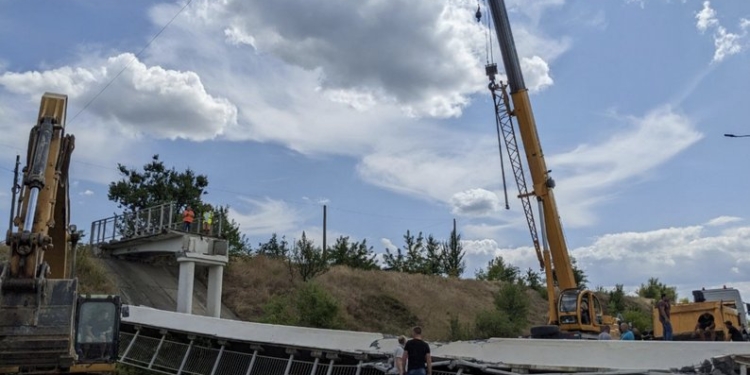 На трасі Одеса-Київ просто на вантажівку упав міст (ФОТО)