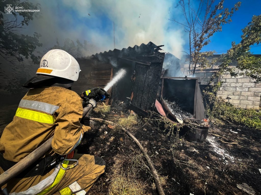 На Миколаївщині в селищі Казанка горіла господарча споруда — вогнеборці врятували житловий будинок (ФОТО) 8