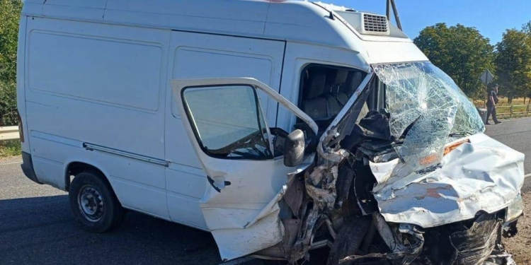 На Миколаївщині зіштовхнулися кросовер та вантажний мікроавтобус, є загибла та постраждалі (ФОТО)