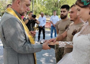 Щастя посеред війни: морпіх повінчався з коханою в «Серці міста» в Миколаєві (ФОТО, ВІДЕО)   