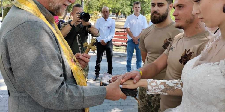 Щастя посеред війни: морпіх повінчався з коханою в «Серці міста» в Миколаєві (ФОТО, ВІДЕО)   