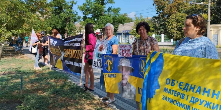 “Полон вбиває”: у Миколаєві родичі та друзі військовополонених провели традиційну акцію-нагадування (ФОТО)