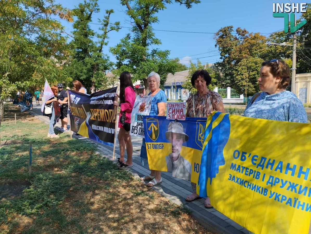 “Полон вбиває”: у Миколаєві родичі та друзі військовополонених провели традиційну акцію-нагадування (ФОТО)