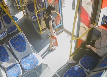 У Миколаєві вагітна жінка винесла з тролейбуса вогнегасник (ФОТО)