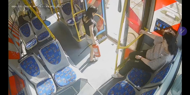 У Миколаєві вагітна жінка винесла з тролейбуса вогнегасник (ФОТО)