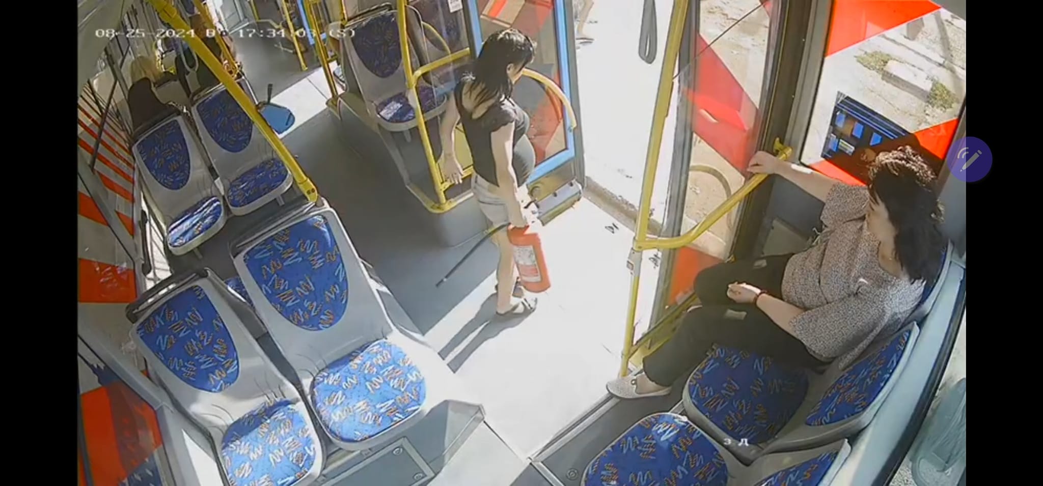 У Миколаєві вагітна жінка винесла з тролейбуса вогнегасник (ФОТО)