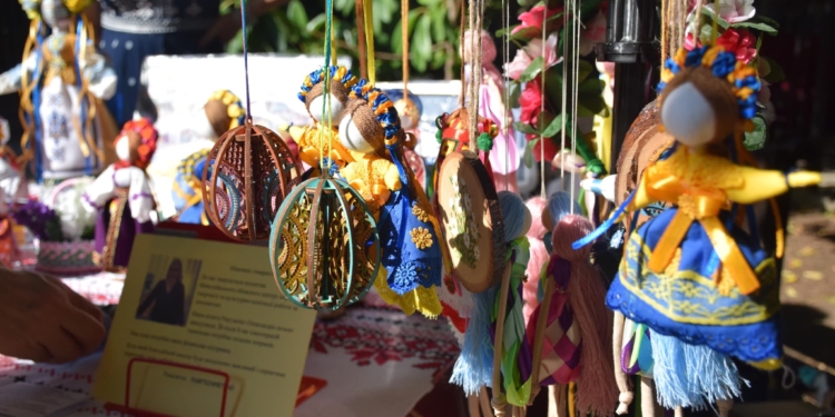 У Миколаєві відбулася благодійна виставка-продаж на підтримку ЗСУ (ФОТО)