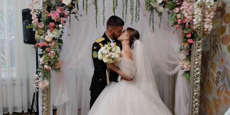 Весілля в Миколаєві в День Незалежності – одружились військовий, поліцейський та пожежний (ФОТО)