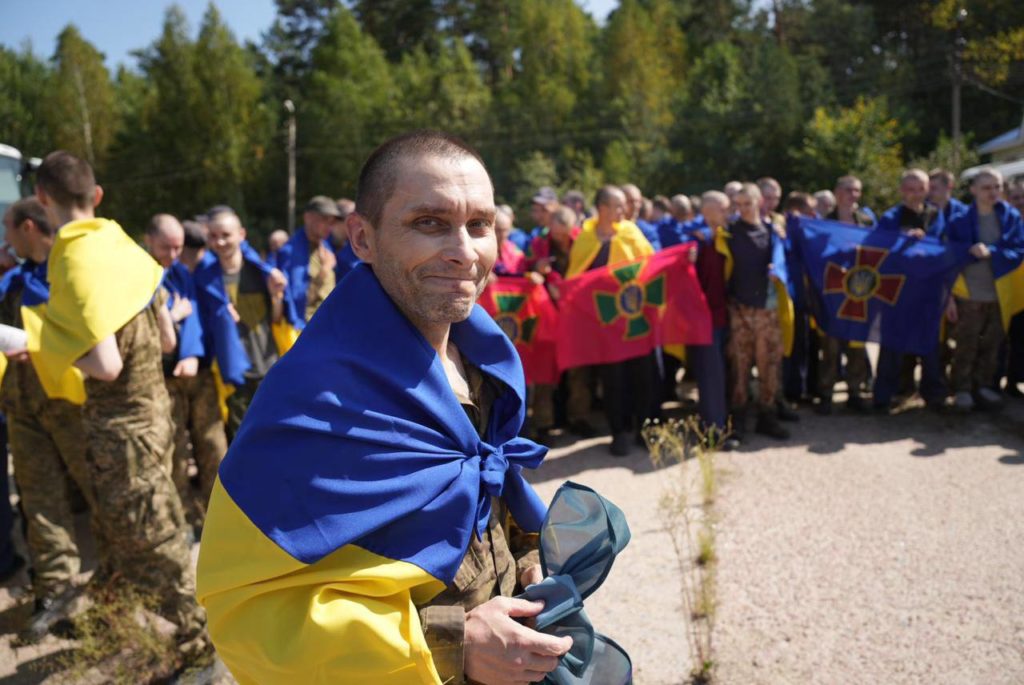 Звільнені полонені вже в Україні, - Зеленський (ФОТО) 12