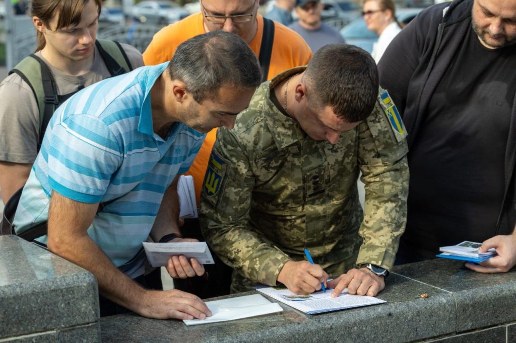 До Дня пам’яті захисників України Укрпошта ввела в обіг благодійну поштову марку (ФОТО) 12