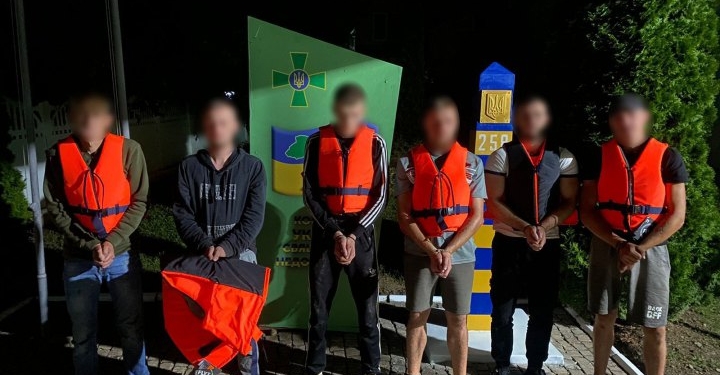 Шестеро “водолазів” у помаранчевих жилетах намагалися переплисти Тису та втекти з України