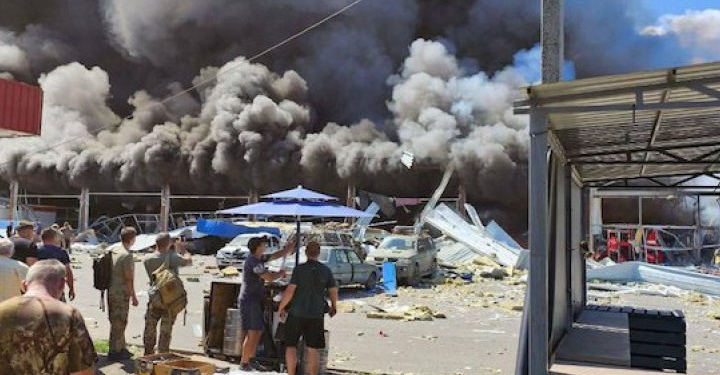 Росія вдарила по супермаркету в Костянтинівці (ВІДЕО)