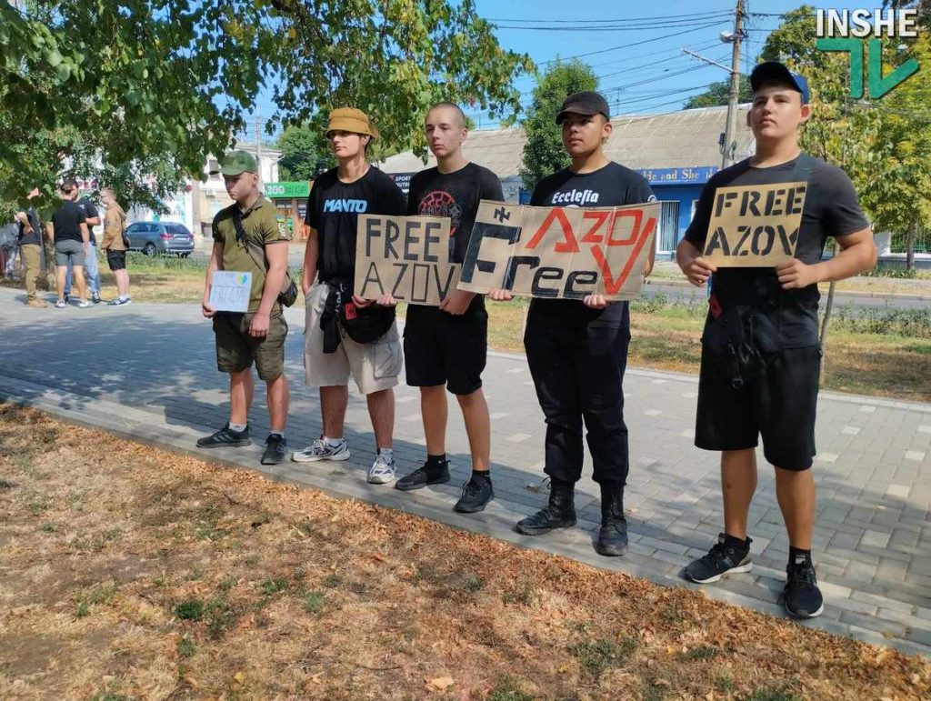 "Полон вбиває": у Миколаєві родичі та друзі військовополонених провели традиційну акцію-нагадування (ФОТО) 20