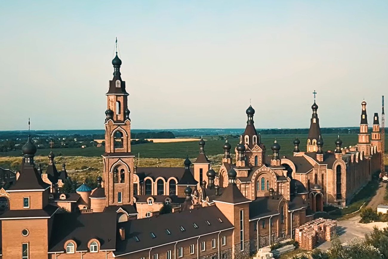 Не МП, але. «Російська православна церква за кордоном» вибудувала під Києвом величезний монастир-кремль. Як так? (ФОТО, ВІДЕО)