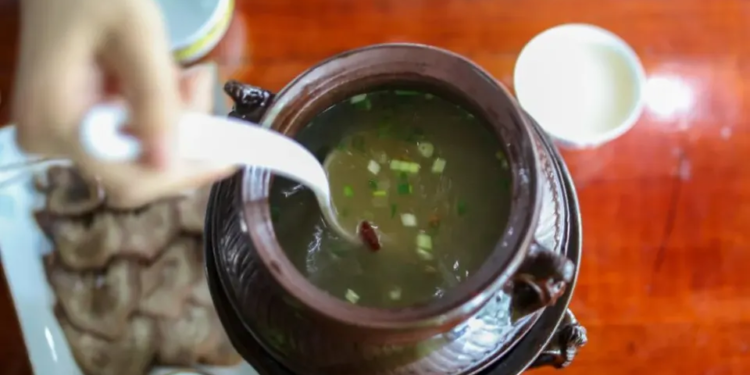 Дешево, але дуже сердито. Китайські кухарі готували з зіпсованих продуктів і додавали антибіотики, щоб у клієнтів не було проносу