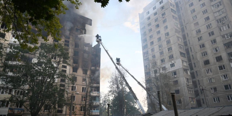 Внаслідок удару КАБом по будинку в Харкові 7 загиблих і 97 поранених, багато дітей