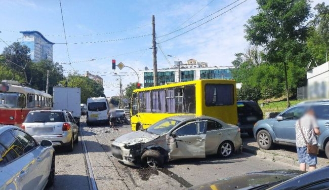 У Києві трамвай на повній швидкості протаранив десятки машин (ВIДЕО)