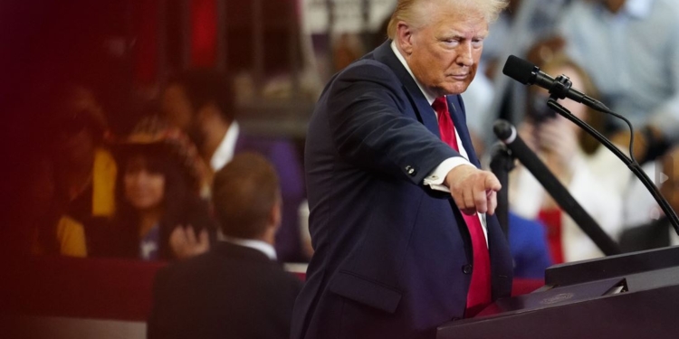 Гарріс йому мало. Трамп розсварився з губернатором-республіканцем у одному з ключових штатів