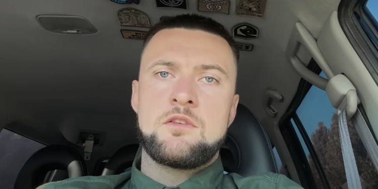 Несподівана зустріч. Співак Yarmak зустрів серед полонених свого фаната. Про що говорили (ВІДЕО)