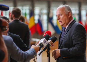 “Україна сама повинна захищати себе” – Польща не буде збивати російські ракети і дрони