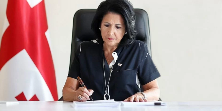 Президентка Грузії театрально підписала указ про парламентські вибори – вони пройдуть в жовтні