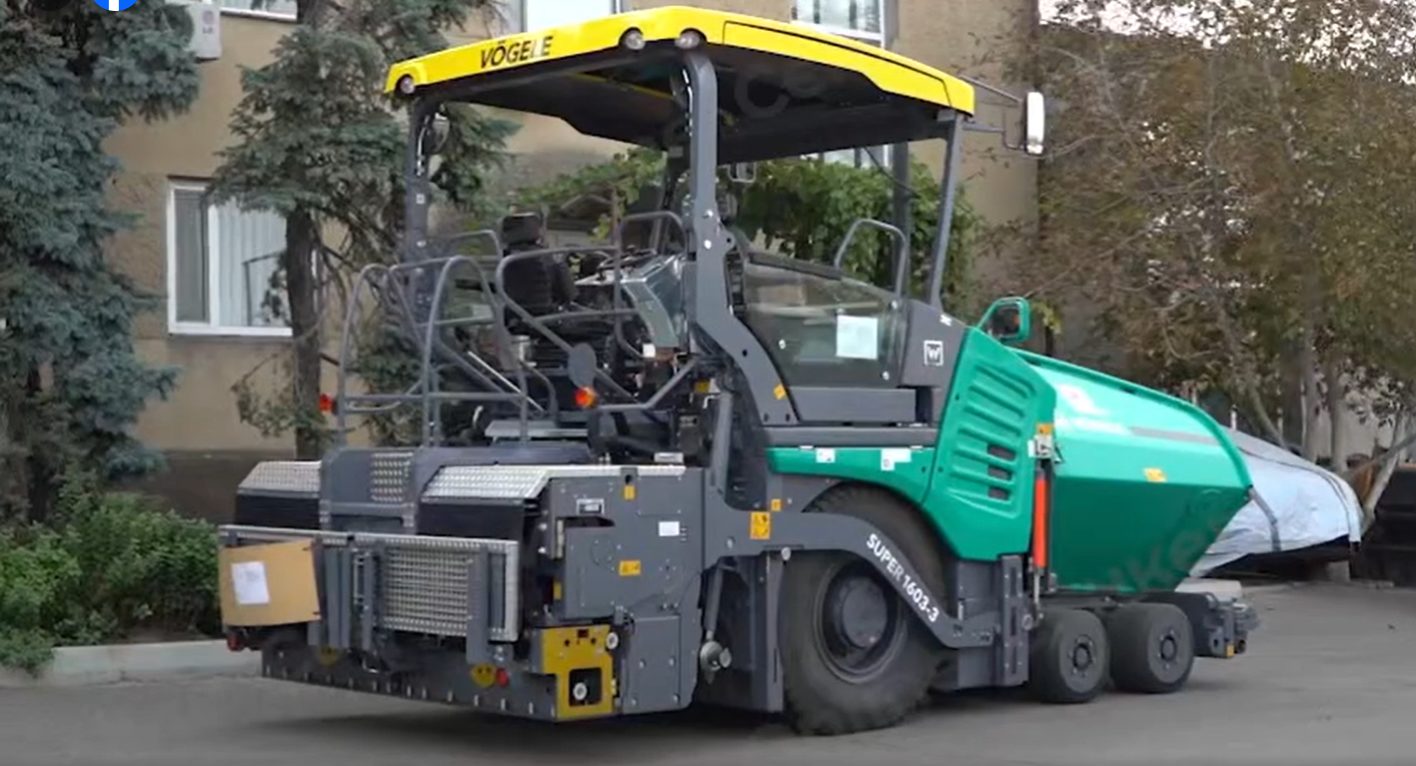 Завдяки підтримці Японії Миколаїв отримав сучасний асфальтоукладчик