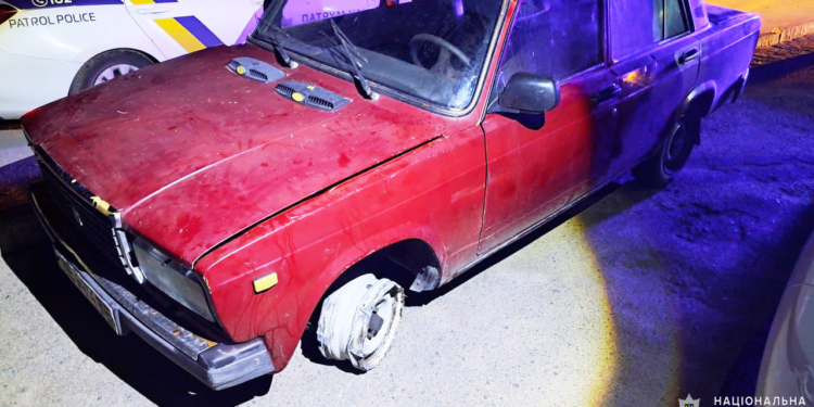 Двох молодих зловмисників, які у Миколаєві вкрали стареньку автівку, швидко розшукали