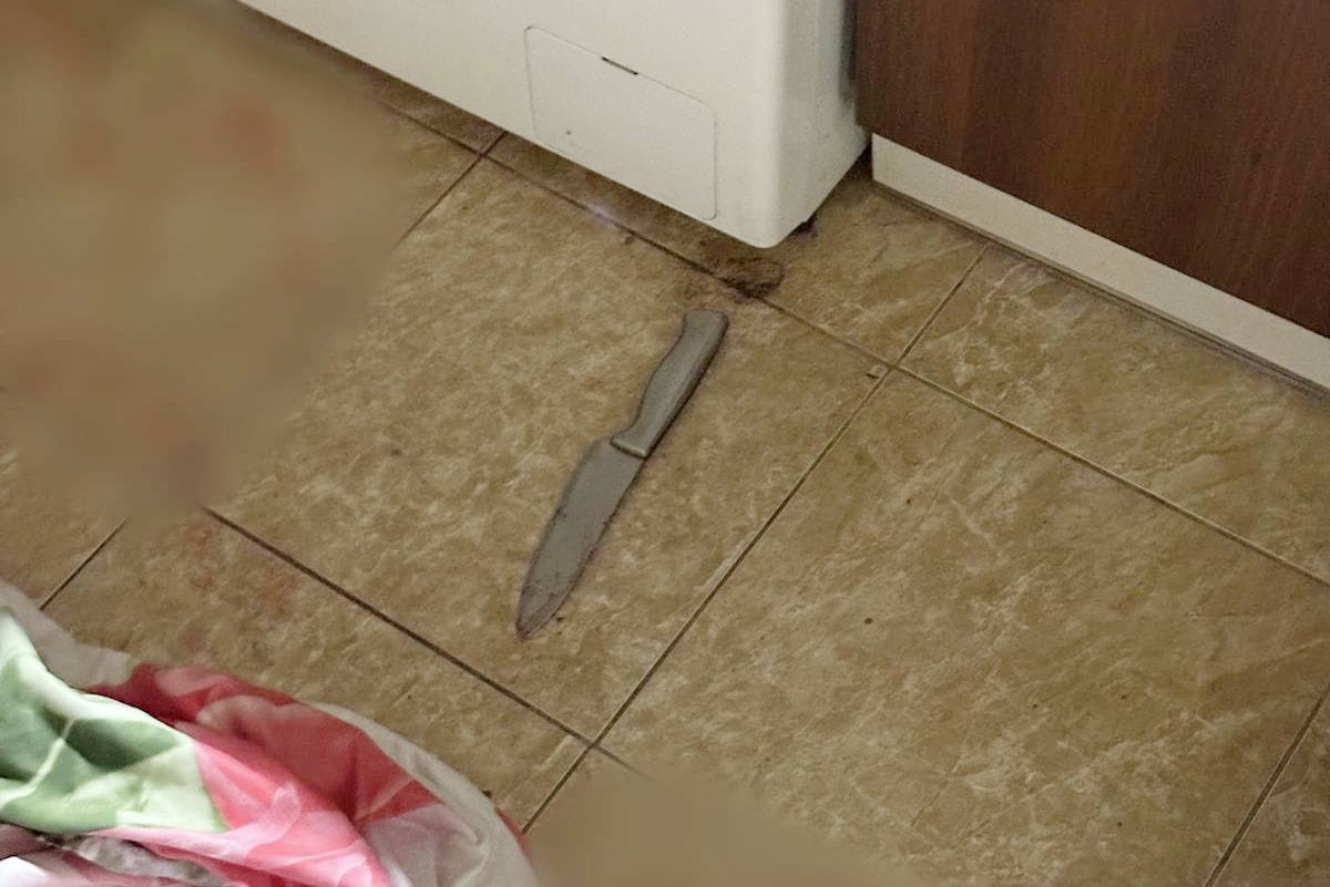 Вдарив співмешканку ножом в шию, а потім намагався збрехати – у Миколаєві затримали чоловіка за замах на вбивство