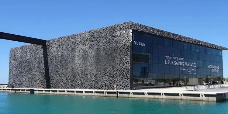 Музей у французькому Марселі почав проводити екскурсії для нудистів